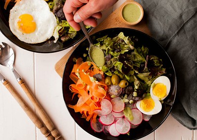 Salade aux légumes crus avec une sauce yaourt persillée